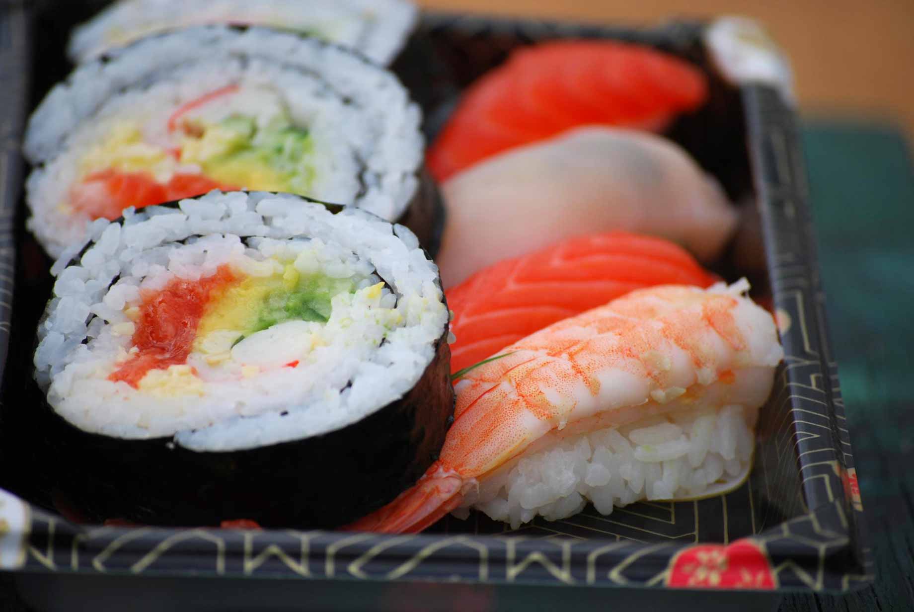 maki-sushis, poisson cru, légumes et riz vinaigré  enveloppé dans une feuille d'algue nori