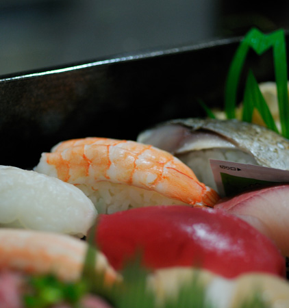 assortiment de nigiri-sushis au thon, crevettes poisson cru